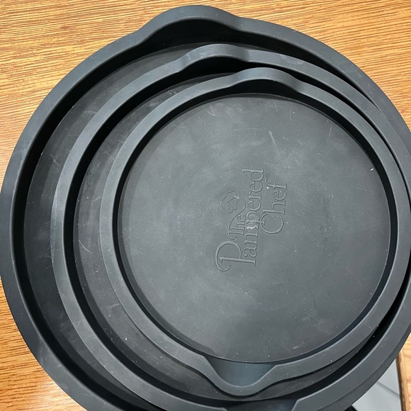 EUC Pampered Chef Stainless Steel Mixing Bowl Set with Lids - Picture 2 of 6